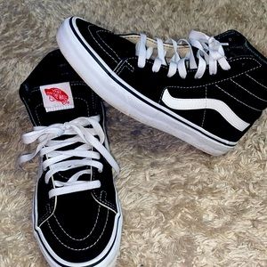 Vans. BLK Sk8-Hi Sneaker
